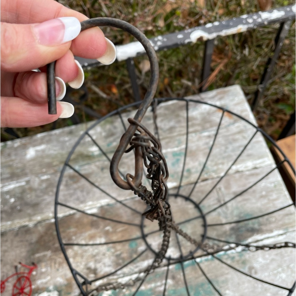 Vintage black metal hanging basket & chain Rustic Farmhouse - Picture 3 of 7